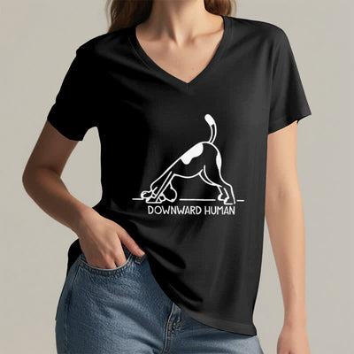 Olivenorma Downward-Facing Dog Yoga T-Shirt mit V-Ausschnitt - image 25