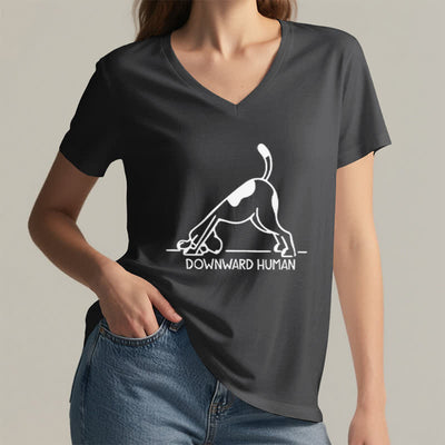Olivenorma Downward-Facing Dog Yoga T-Shirt mit V-Ausschnitt - image 26