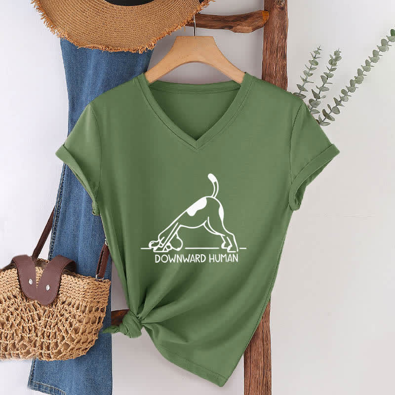 Olivenorma Downward-Facing Dog Yoga T-Shirt mit V-Ausschnitt - Olivgrün - 2XL - image 9