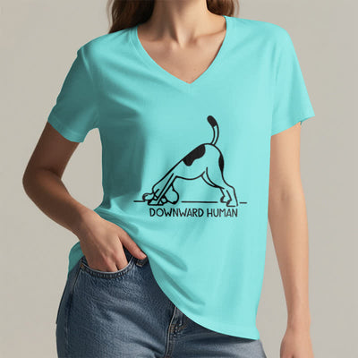 Olivenorma Downward-Facing Dog Yoga T-Shirt mit V-Ausschnitt - image 24