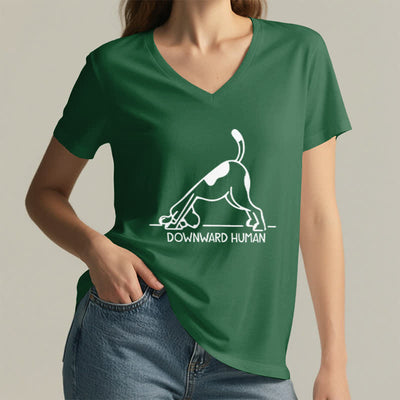 Olivenorma Downward-Facing Dog Yoga T-Shirt mit V-Ausschnitt - image 8