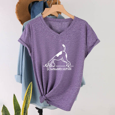 Olivenorma Downward-Facing Dog Yoga T-Shirt mit V-Ausschnitt - Lila - 2XL - image 1