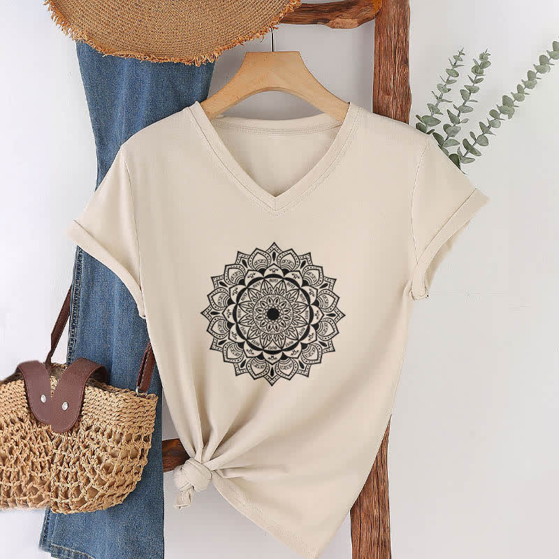Olivenorma Mandala Lotus Boho Flower Yoga T-Shirt mit V-Ausschnitt - Khaki - 2XL - image 21