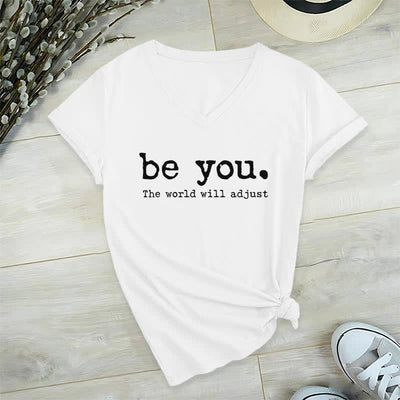 Olivenorma „Sei du selbst, die Welt wird sich anpassen“ T-Shirt mit V-Ausschnitt - Weiß - 2XL - image 1