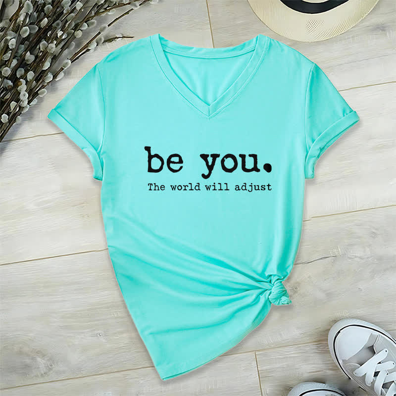 Olivenorma „Sei du selbst, die Welt wird sich anpassen“ T-Shirt mit V-Ausschnitt - Seeblau - 2XL - image 23