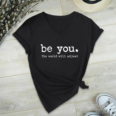 Olivenorma „Sei du selbst, die Welt wird sich anpassen“ T-Shirt mit V-Ausschnitt - Schwarz - 2XL - image 11