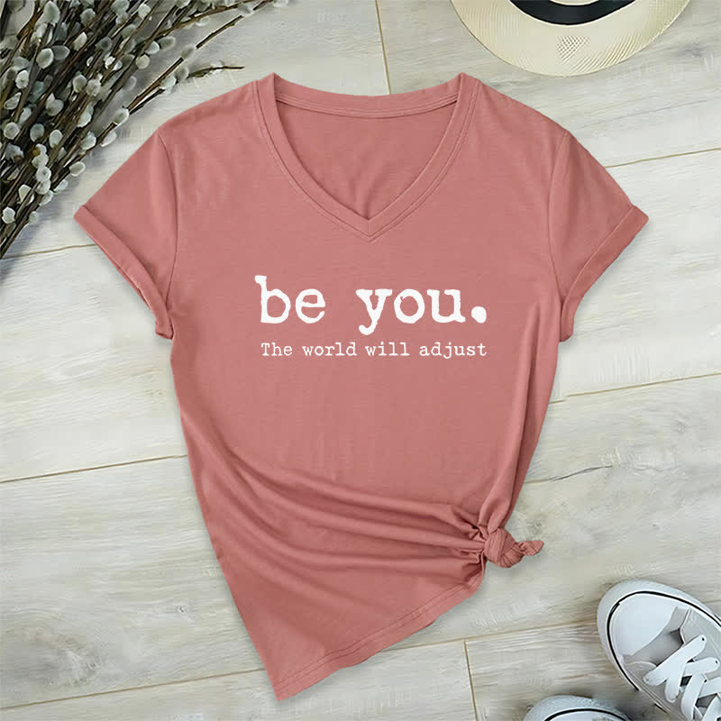Olivenorma „Sei du selbst, die Welt wird sich anpassen“ T-Shirt mit V-Ausschnitt - Rosa - 2XL - image 17