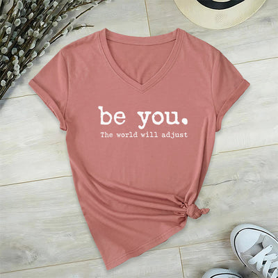 Olivenorma „Sei du selbst, die Welt wird sich anpassen“ T-Shirt mit V-Ausschnitt - Rosa - 2XL - image 17