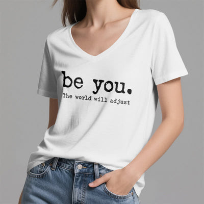 Olivenorma „Sei du selbst, die Welt wird sich anpassen“ T-Shirt mit V-Ausschnitt - image 2
