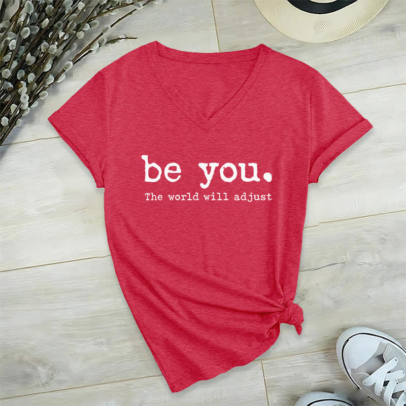 Olivenorma „Sei du selbst, die Welt wird sich anpassen“ T-Shirt mit V-Ausschnitt - Rot - 2XL - image 13