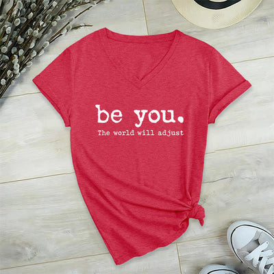 Olivenorma „Sei du selbst, die Welt wird sich anpassen“ T-Shirt mit V-Ausschnitt - Rot - 2XL - image 13