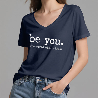 Olivenorma „Sei du selbst, die Welt wird sich anpassen“ T-Shirt mit V-Ausschnitt - image 4
