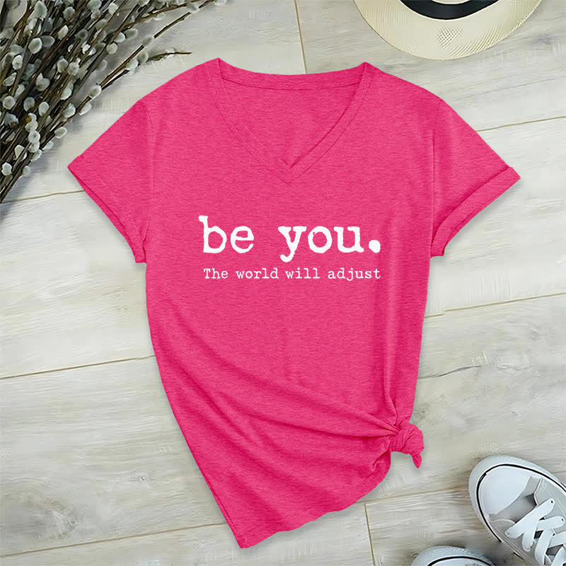 Olivenorma „Sei du selbst, die Welt wird sich anpassen“ T-Shirt mit V-Ausschnitt - Rosenrot - 2XL - image 19