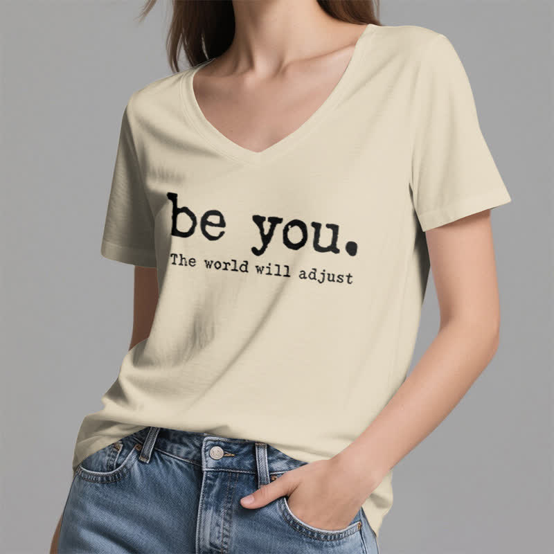 Olivenorma „Sei du selbst, die Welt wird sich anpassen“ T-Shirt mit V-Ausschnitt - image 22