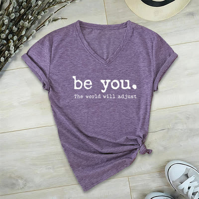 Olivenorma „Sei du selbst, die Welt wird sich anpassen“ T-Shirt mit V-Ausschnitt - Lila - 2XL - image 25