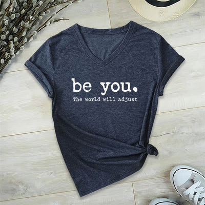 Olivenorma „Sei du selbst, die Welt wird sich anpassen“ T-Shirt mit V-Ausschnitt - Marineblau - 2XL - image 3
