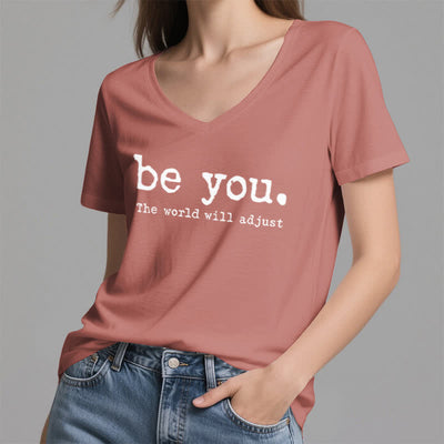 Olivenorma „Sei du selbst, die Welt wird sich anpassen“ T-Shirt mit V-Ausschnitt - image 18