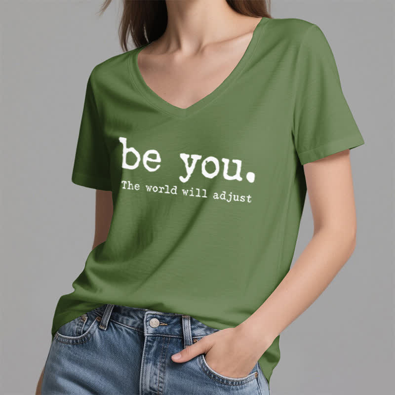 Olivenorma „Sei du selbst, die Welt wird sich anpassen“ T-Shirt mit V-Ausschnitt - image 8