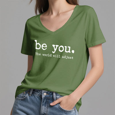 Olivenorma „Sei du selbst, die Welt wird sich anpassen“ T-Shirt mit V-Ausschnitt - image 8