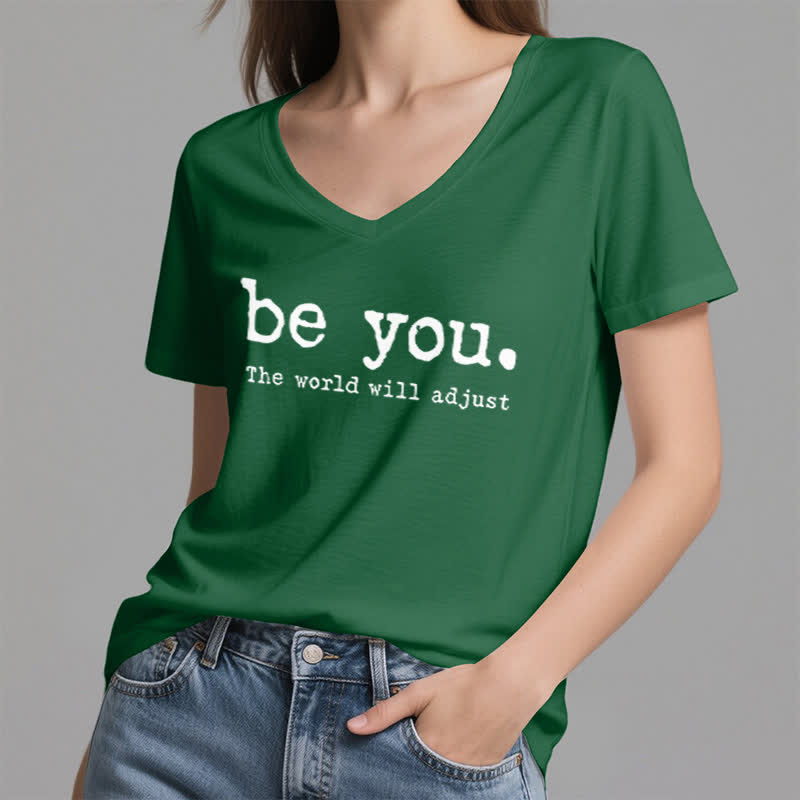 Olivenorma „Sei du selbst, die Welt wird sich anpassen“ T-Shirt mit V-Ausschnitt - image 6