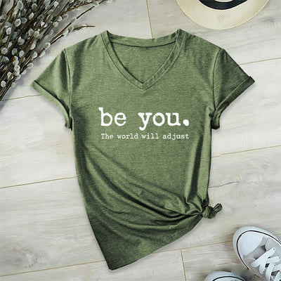 Olivenorma „Sei du selbst, die Welt wird sich anpassen“ T-Shirt mit V-Ausschnitt - Olivgrün - 2XL - image 7