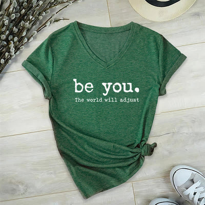 Olivenorma „Sei du selbst, die Welt wird sich anpassen“ T-Shirt mit V-Ausschnitt - Dunkelgrün - 2XL - image 5