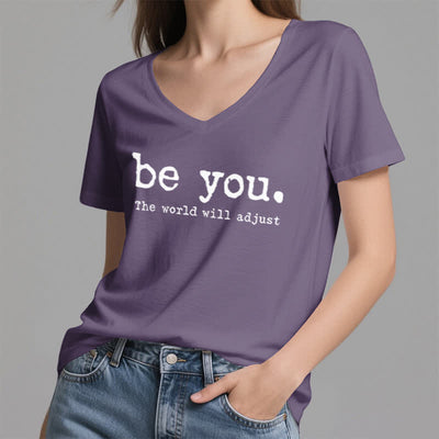 Olivenorma „Sei du selbst, die Welt wird sich anpassen“ T-Shirt mit V-Ausschnitt - image 26
