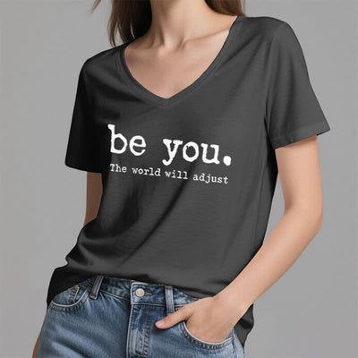 Olivenorma „Sei du selbst, die Welt wird sich anpassen“ T-Shirt mit V-Ausschnitt - image 10
