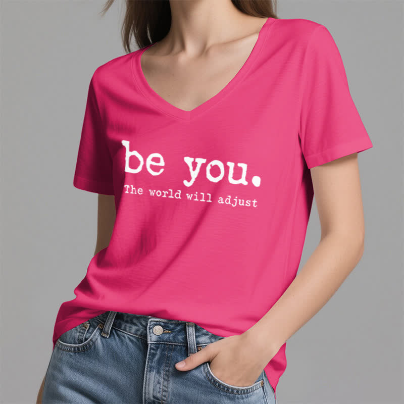 Olivenorma „Sei du selbst, die Welt wird sich anpassen“ T-Shirt mit V-Ausschnitt - image 20