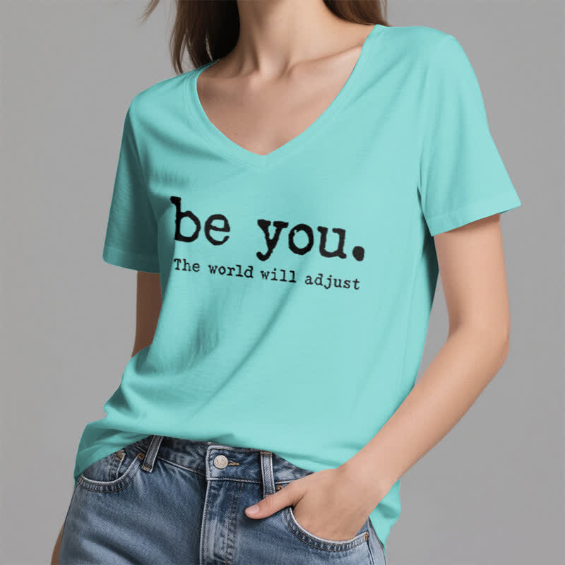 Olivenorma „Sei du selbst, die Welt wird sich anpassen“ T-Shirt mit V-Ausschnitt - image 24