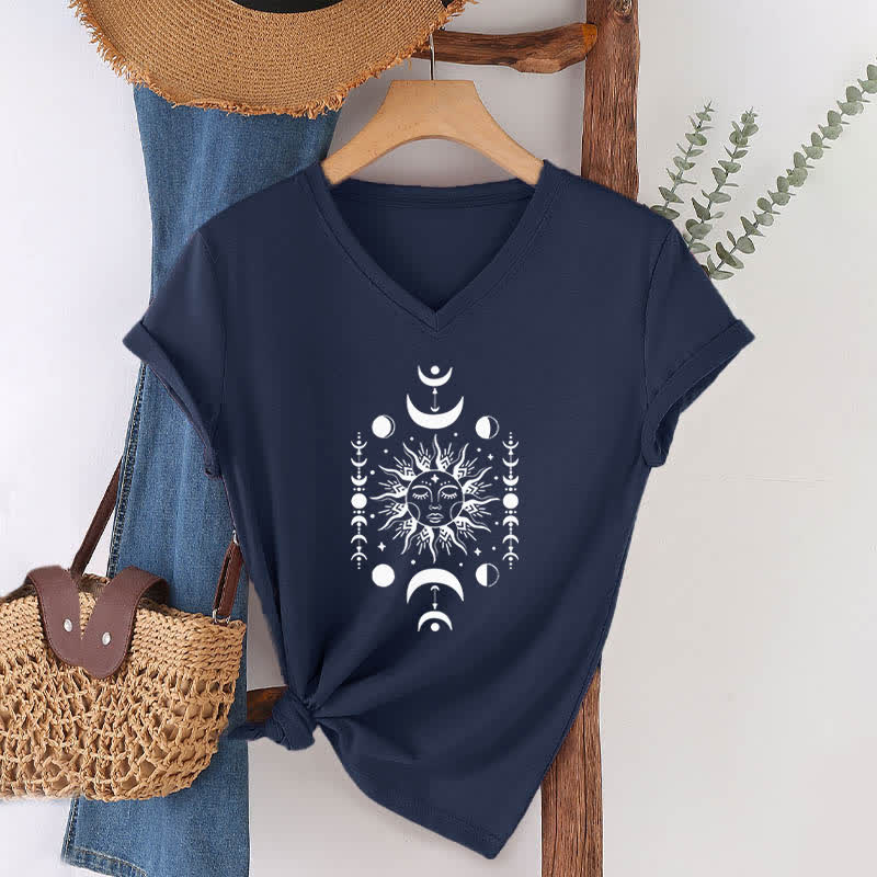 Olivenorma Sonne und Mond Ästhetisches Yoga T-Shirt mit V-Ausschnitt - Marineblau - image 3