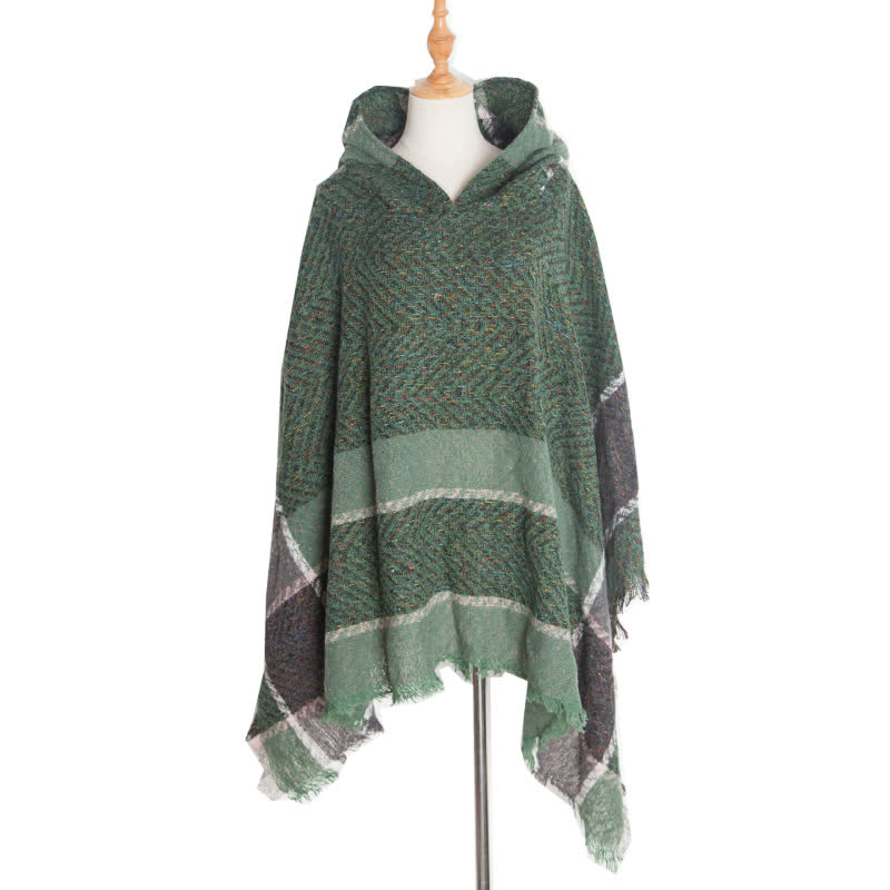 Olivenorma – Gemütlicher Pullover-Poncho-Schal mit Fischgrätenmuster - Grün - image 12