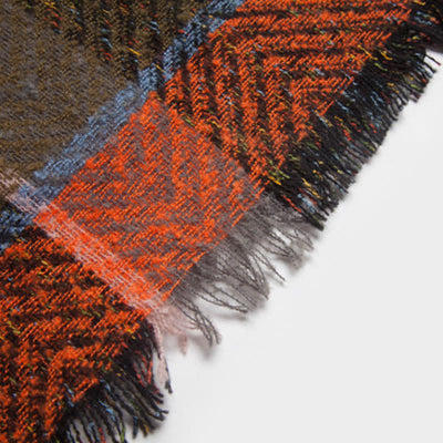 Olivenorma – Gemütlicher Pullover-Poncho-Schal mit Fischgrätenmuster - image 11