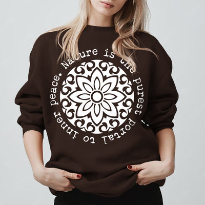 Olivenorma – Die Natur ist das reinste Portal zum inneren Frieden – Fleece-Sweatshirt mit spirituellem Motiv - Braun - 2XL - image 7