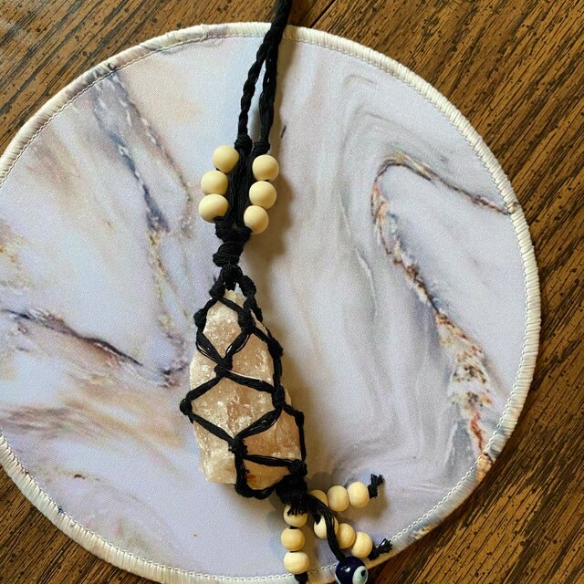 Olivenorma Buntes Makramee-Seil mit natürlichem Kristall-Anhänger, Schlüsselanhänger - Schwarzes Seil - Rosa Kaiserstein - image 6