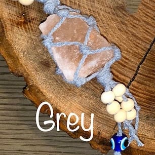 Olivenorma Buntes Makramee-Seil mit natürlichem Kristall-Anhänger, Schlüsselanhänger - Graues Seil - Rosa Kaiserstein - image 7