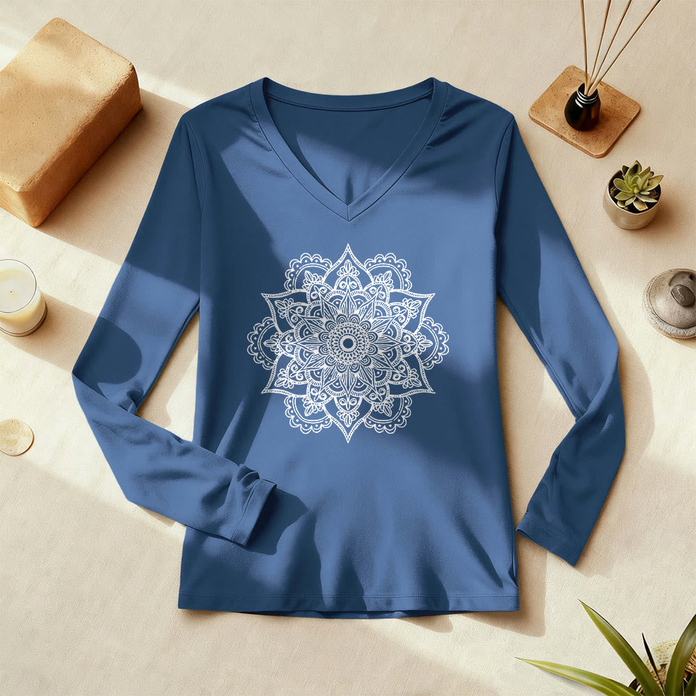 Olivenorma Langarm-T-Shirt mit buntem Lotus-Elefanten-Print und V-Ausschnitt - image 1