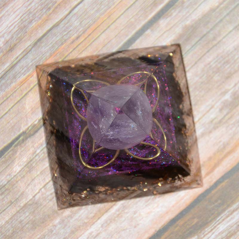 Amethyst-Kugel mit Obsidian-Orgon-Pyramide 