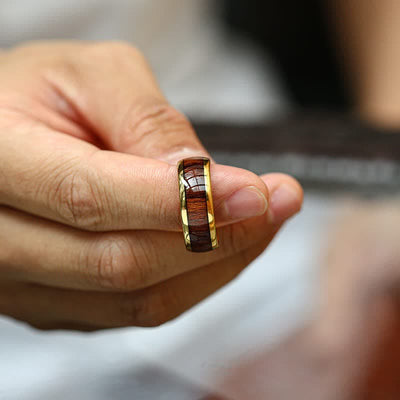 Olivenorma Koa Wood und Abalone Shell Wolframkarbid Ring