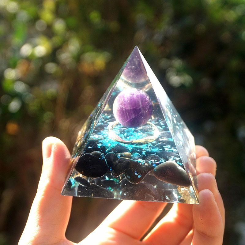 Olivenorma Amethyst-Kristallkugel mit Obsidian-Orgon-Pyramide