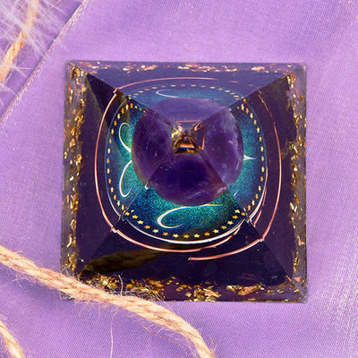 Olivenorma Amethystkugel mit Obsidian-Zodiac-Widder-Orgon-Pyramide 