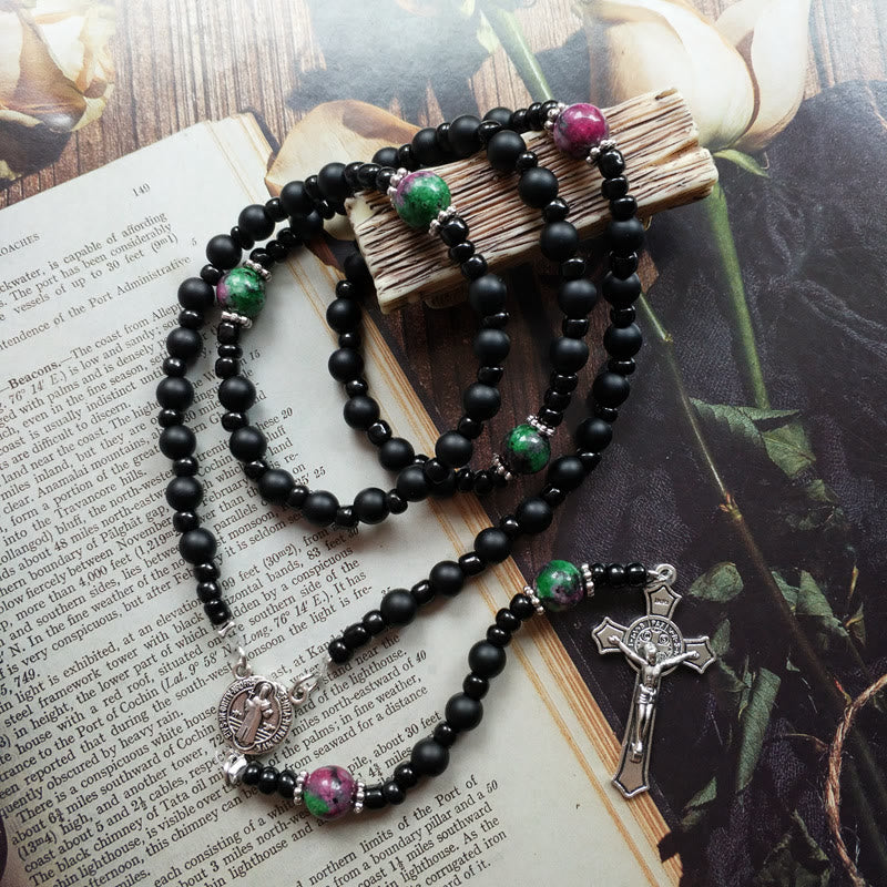 Olivenorma Rosary Halskette mit Schwarzem Onyx und Rubin-Zoisit-Kreuz