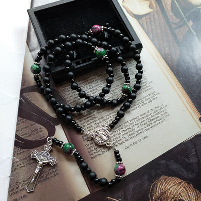 Olivenorma Rosary Halskette mit Schwarzem Onyx und Rubin-Zoisit-Kreuz