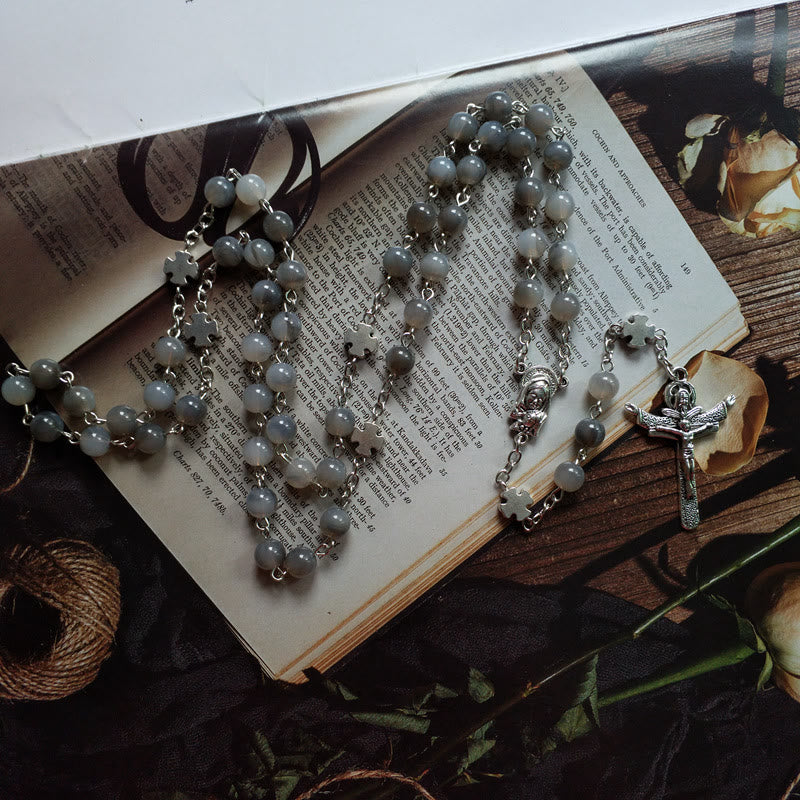 Olivenorma Rosenkranz-Halskette mit Jesuskreuz aus grauem Mondstein - image 2