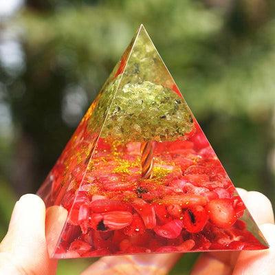 Olivenorma Peridot Mit Roter Koralle Baum Des Lebens Orgon-Pyramide