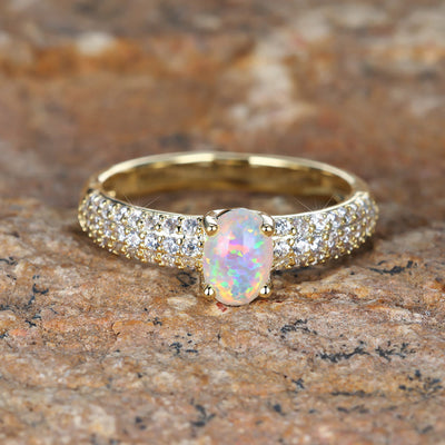 Olivenorma "Glänzende Eleganz" Runder Opal Zirkon Rand Ring