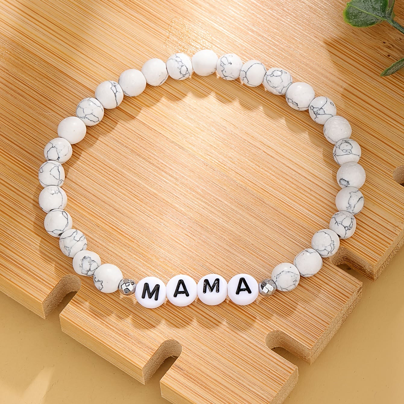 Olivenorma Perlenarmband mit Buchstabenmuster „Mama“ in Weiß und Türkis 