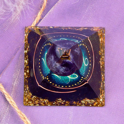 Olivenorma Amethyst-Kugel mit Obsidian-Zodiac-Steinbock-Orgon-Pyramide 