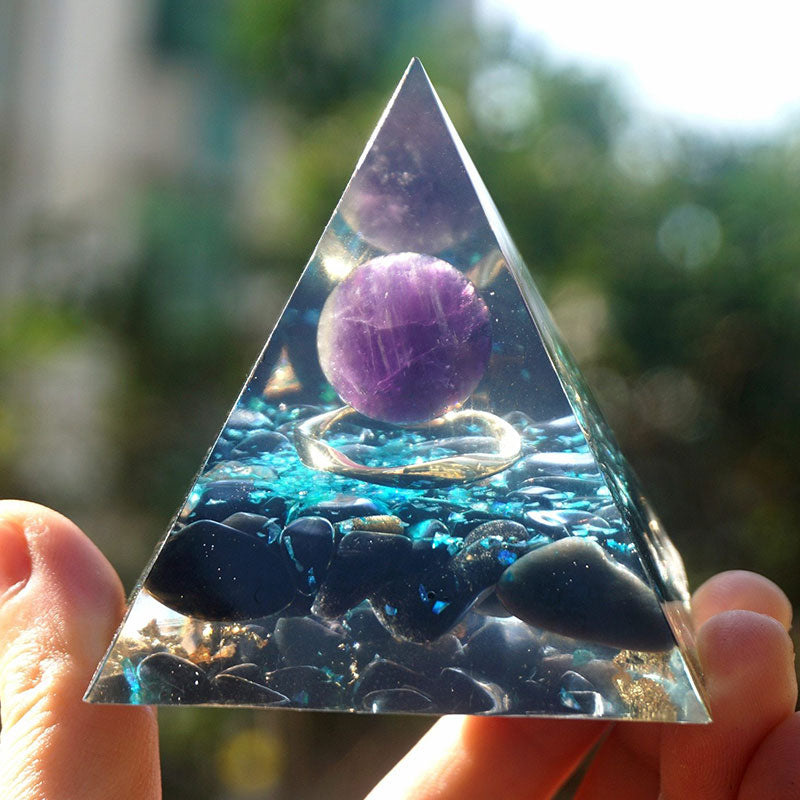 Olivenorma Amethyst-Kristallkugel mit Obsidian-Orgon-Pyramide