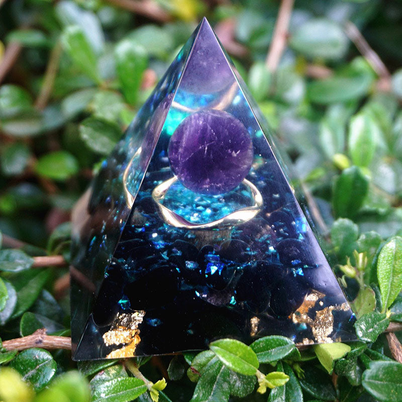 Olivenorma Amethyst-Kristallkugel mit Obsidian-Orgon-Pyramide